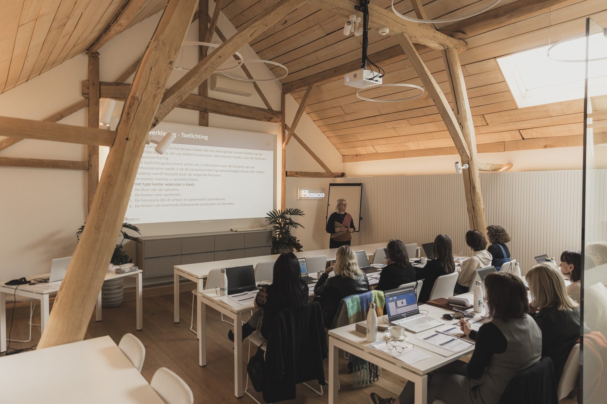 Overzicht van de opleidingszaal met projectiescherm