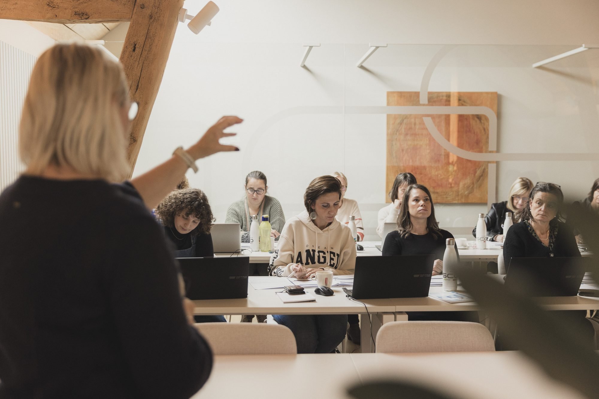 Anka legt iets uit aan de groep