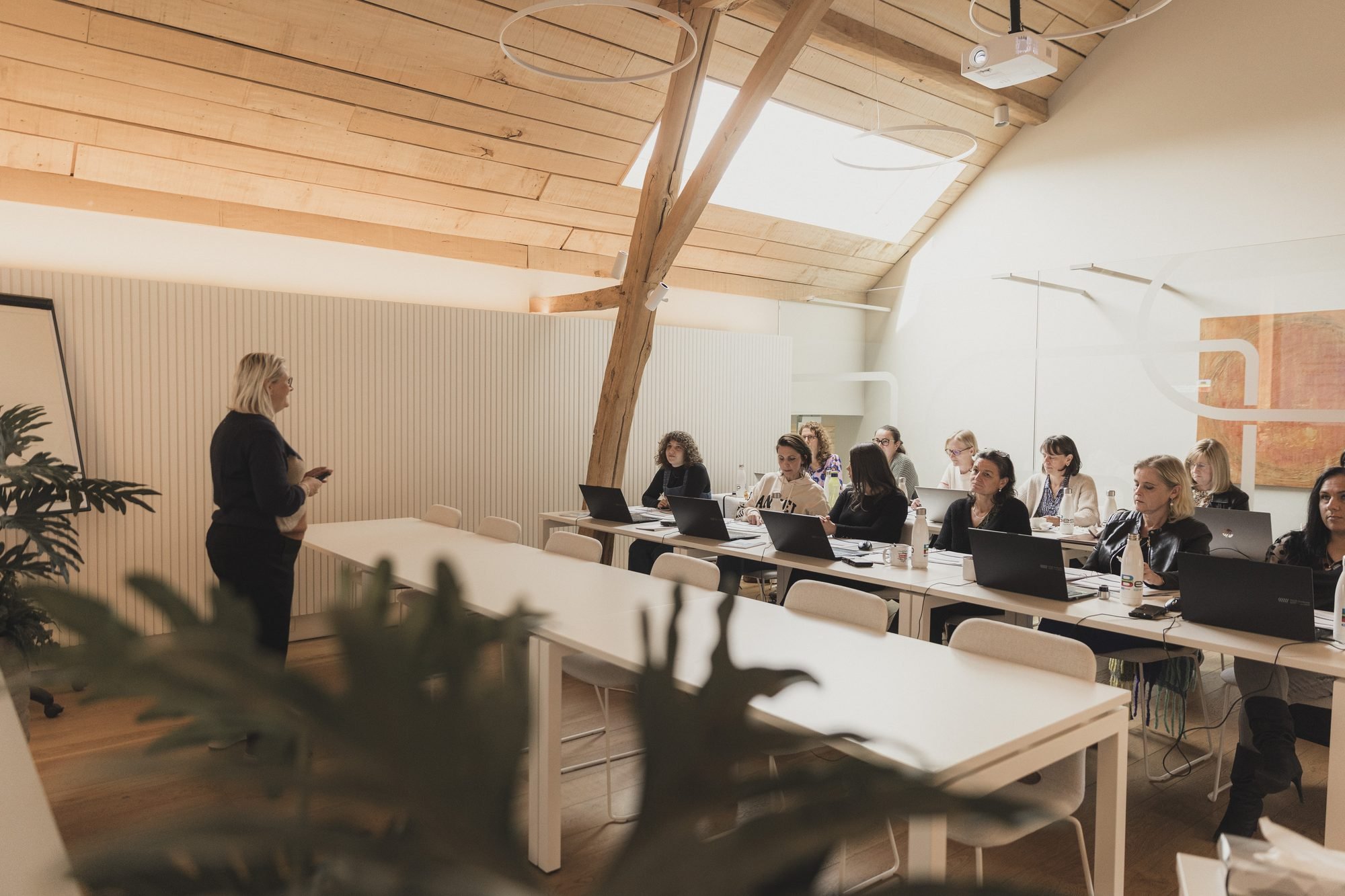 Anka geeft les aan een volle zaal deelnemers met laptops