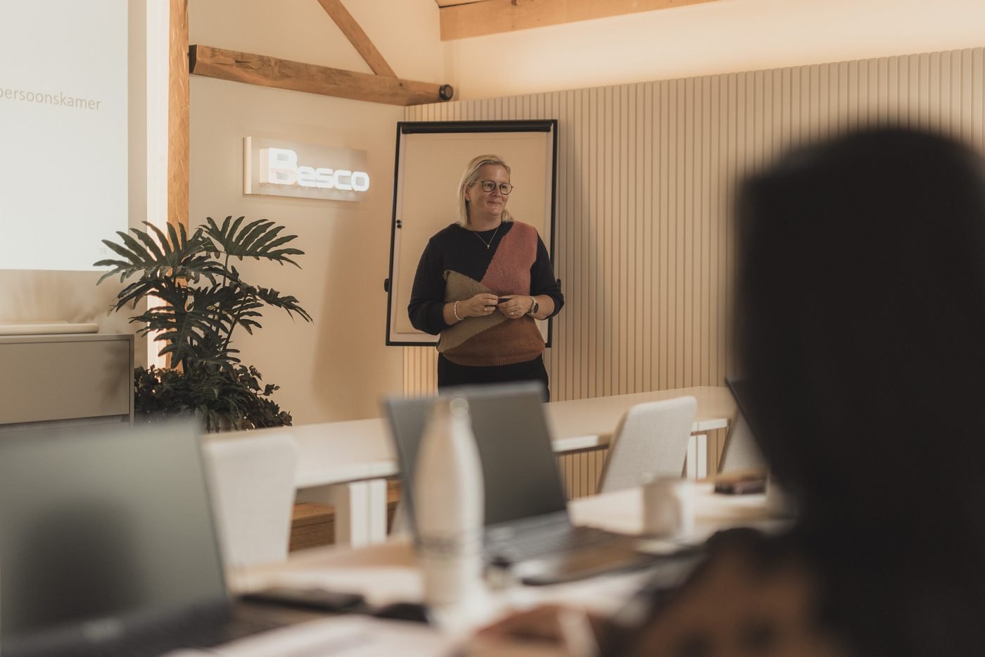Anka geeft les tijdens een opleiding bij Besco