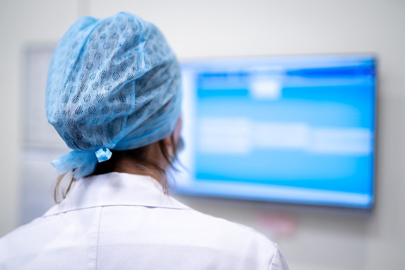 Un membre du personnel soignant consulte des données sur un écran à l’hôpital