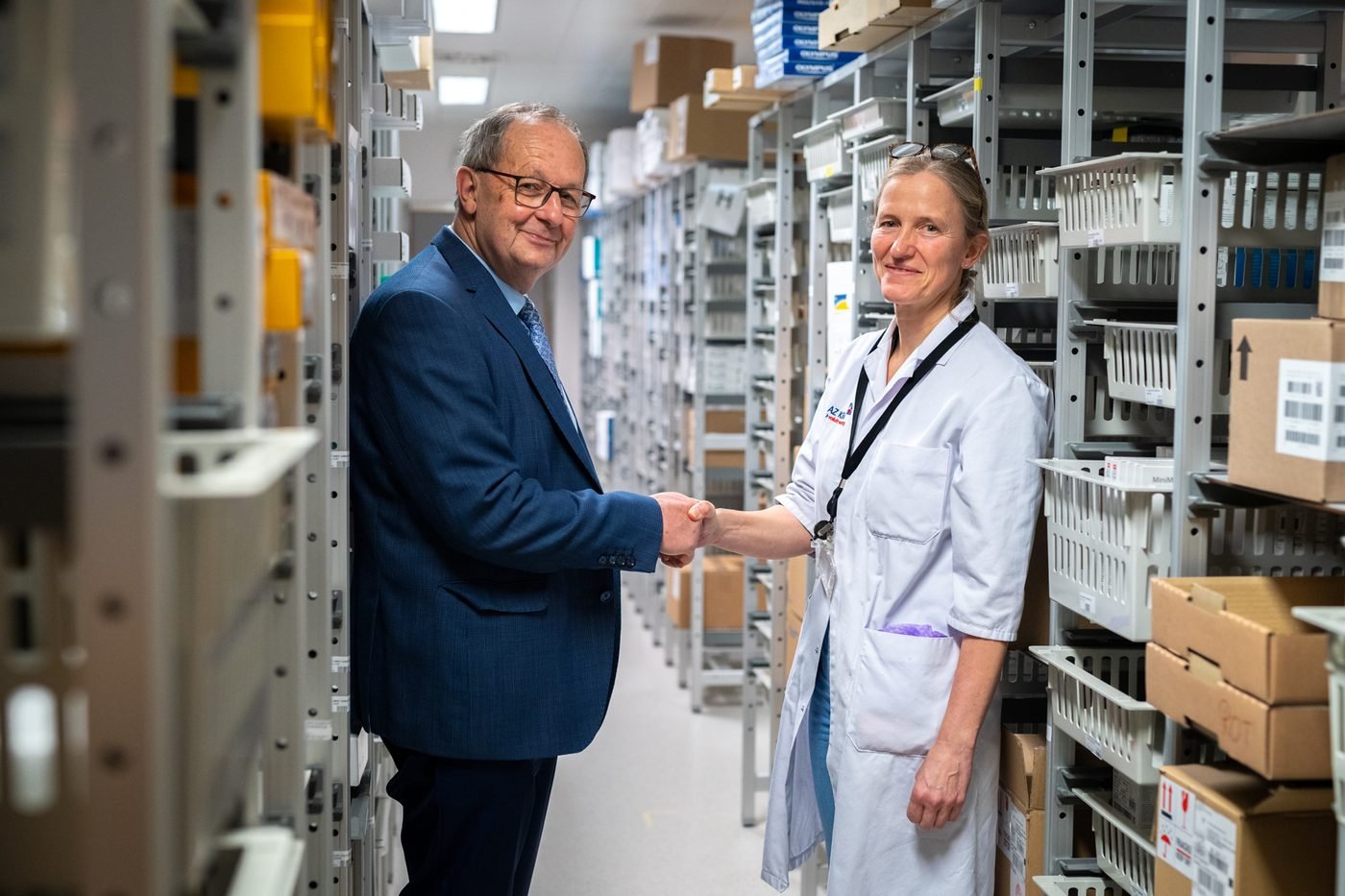 Handdruk tussen twee mensen in de apotheekberging van een ziekenhuis