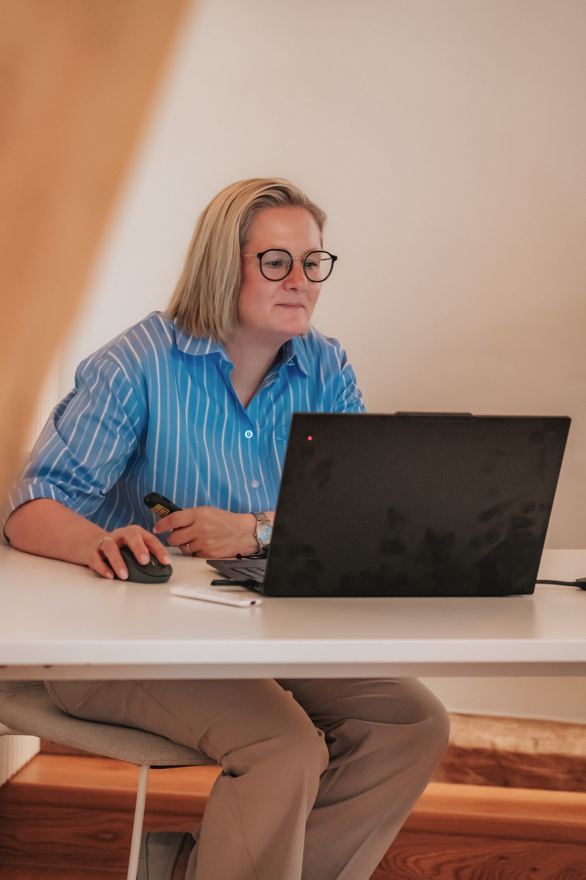 Anka aan haar laptop tijdens een opleiding